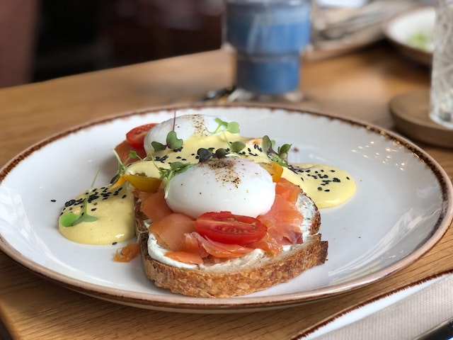 eggs benedict on toast with smoked salmon